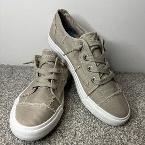 “NEW” Blowfish Women’s Distressed sneakers 8.5